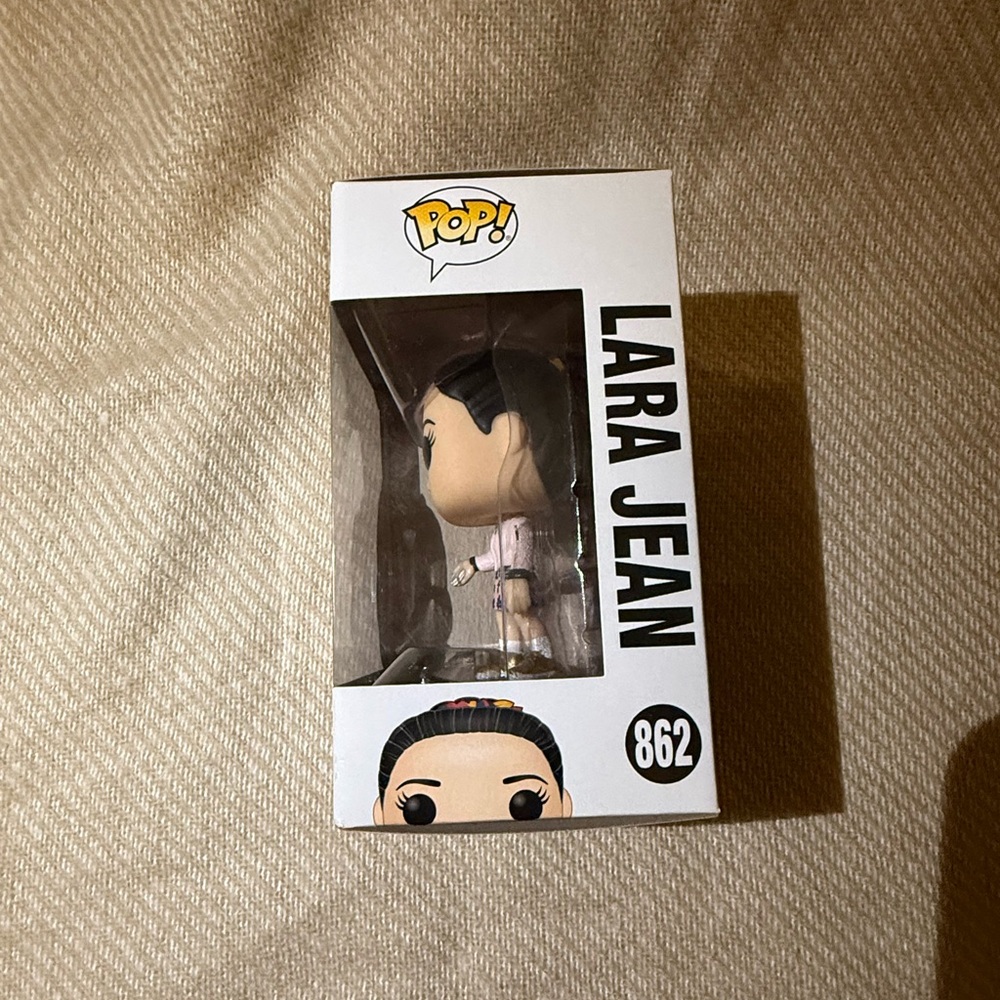 Funko Pop! Lara Jean & Peter Vinyl Figures - Picture 11 of 13
